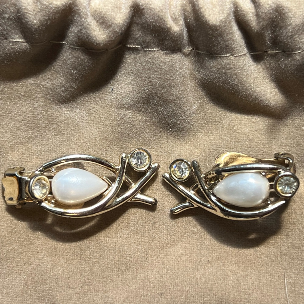 Vintage Old EMMONS EMJ 1955 Faux Pearl rhinestone Gold Tone Clip Earrings